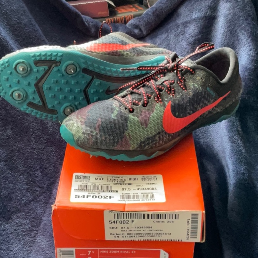 NIKE Zoom Rival XC - M/7.5 W/9. Black/Hot Lava - Blue Lagoon